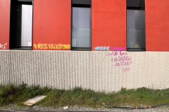 Graffiti-sur-facade-metallique